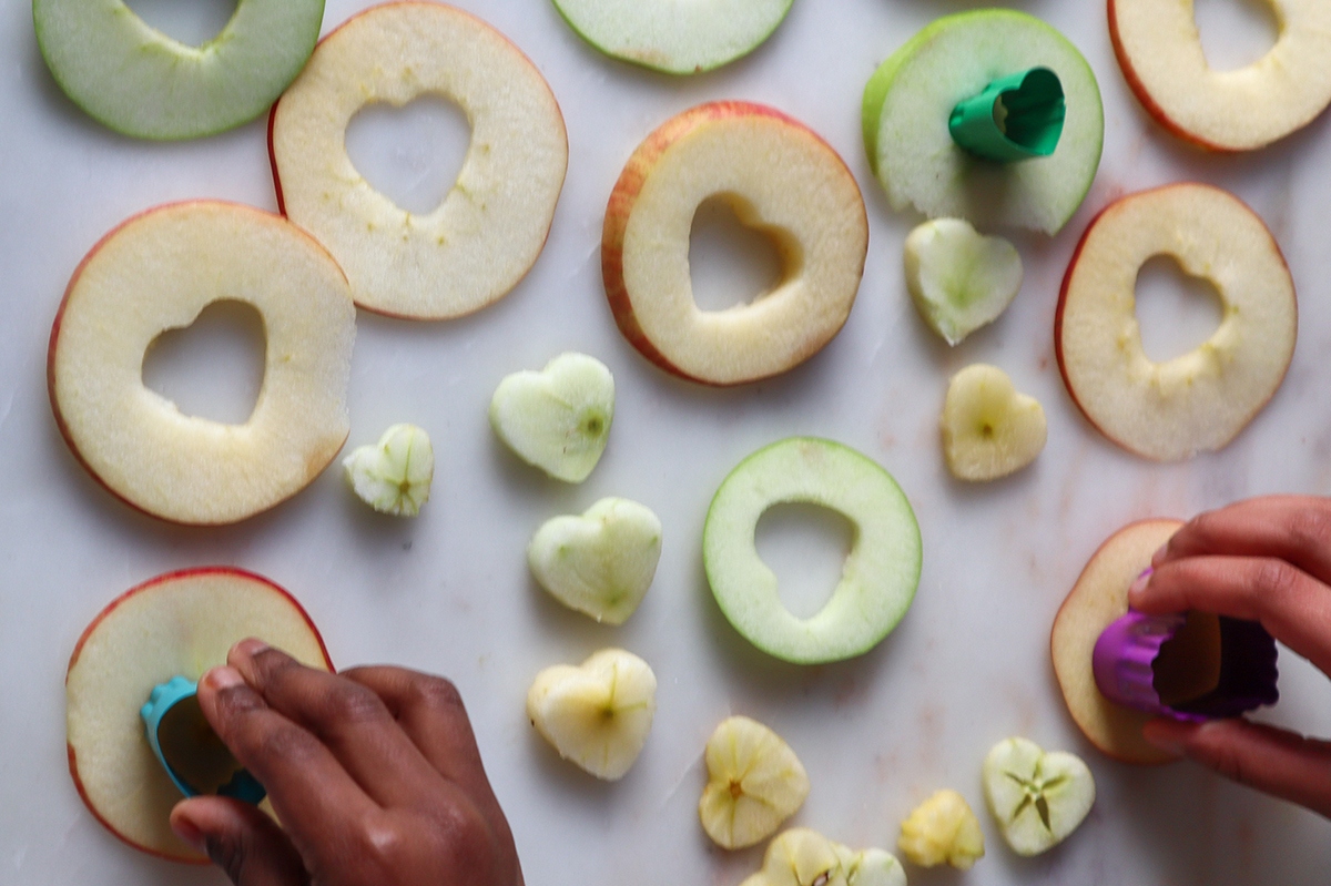 Heart-Apple-Chips_02-1200x800.jpg?mtime=20210126133024#asset:131494